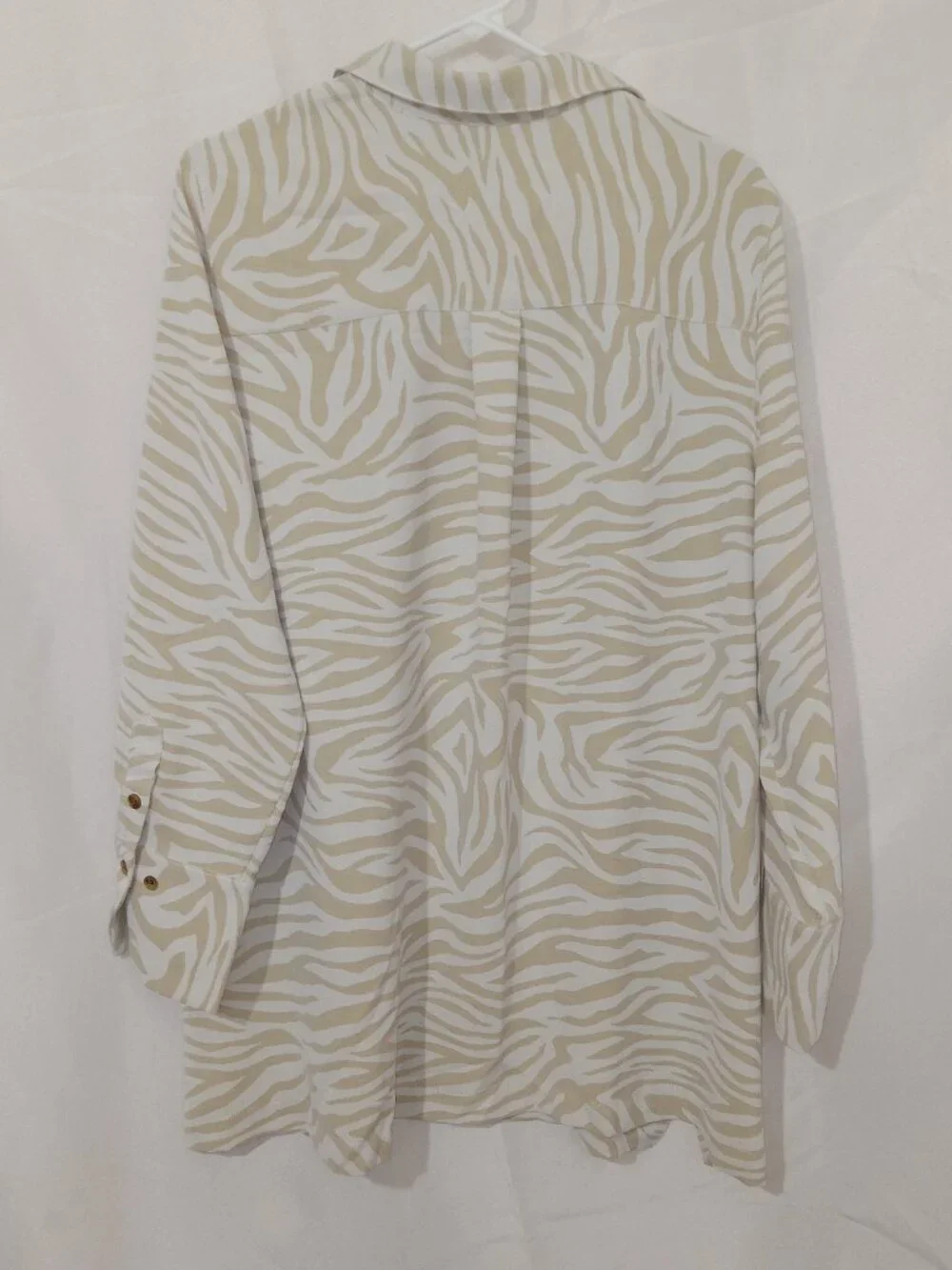 Chico’s Zebra Print Tunic Top Womens L Tan Cream Step Hem Button Detail